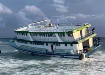 Boat carrying 500 cases of water runs aground near Kulhudhuffushi