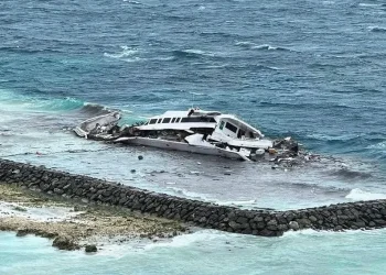 Maafushi Floating Bar Runs Aground, Breaks Apart Off Maafushi