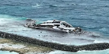 Maafushi Floating Bar Runs Aground, Breaks Apart Off Maafushi
