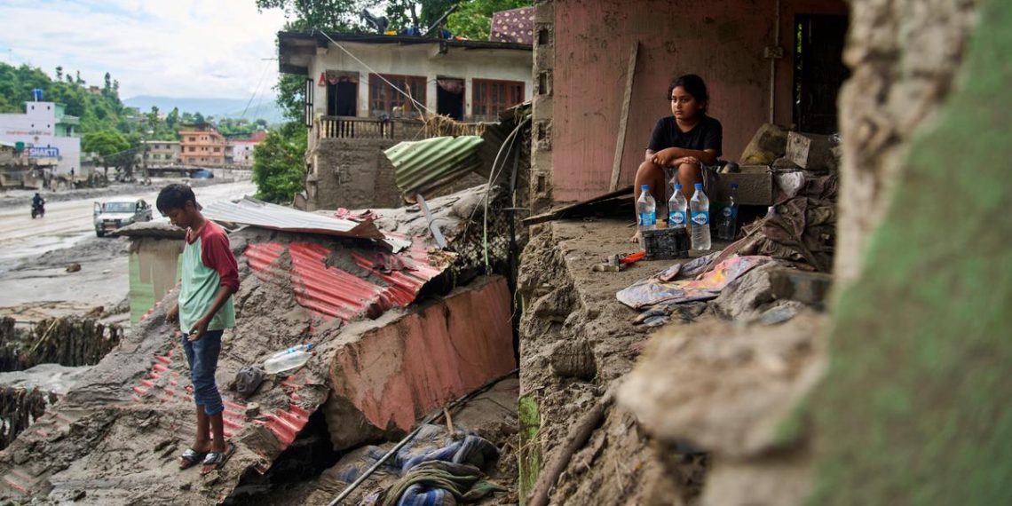 Nepal floods kill 903, thousands missing