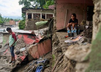 Nepal floods kill 903, thousands missing
