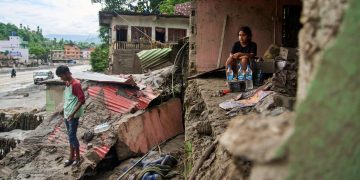 Nepal floods kill 903, thousands missing